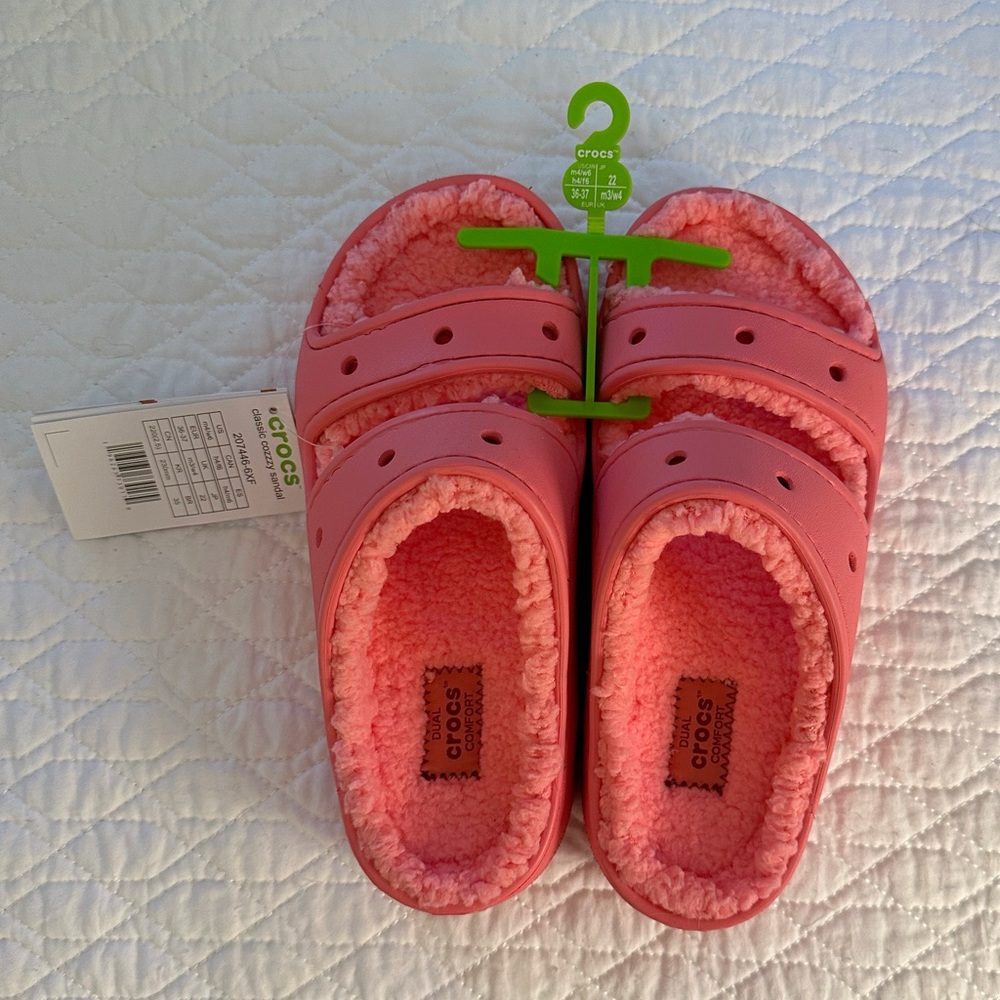 NWT Crocs Pink Classic Cozzzy Sandal 💞